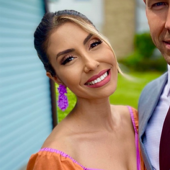 Meet your Posher, Rebeca - Picture 1 of 4